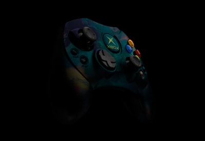 青绿色和黑色Xbox原控制器